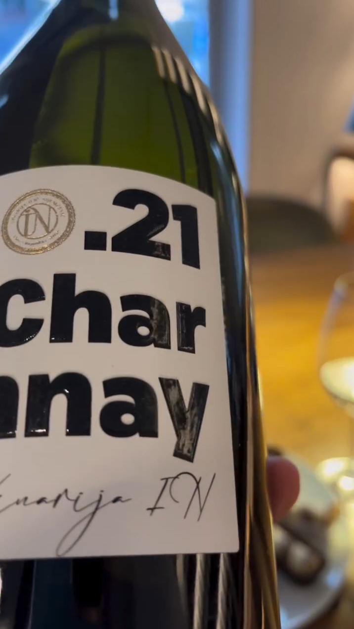 Chardonnay boca vina sa ARTIKI dizajn etiketom za Vinariju IN Ilić Njemčević